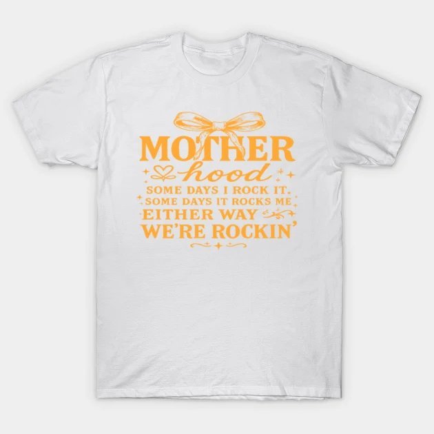 Vintage Motherhood Quote ¡§C Golden Bold Mom Life Design T-Shirt